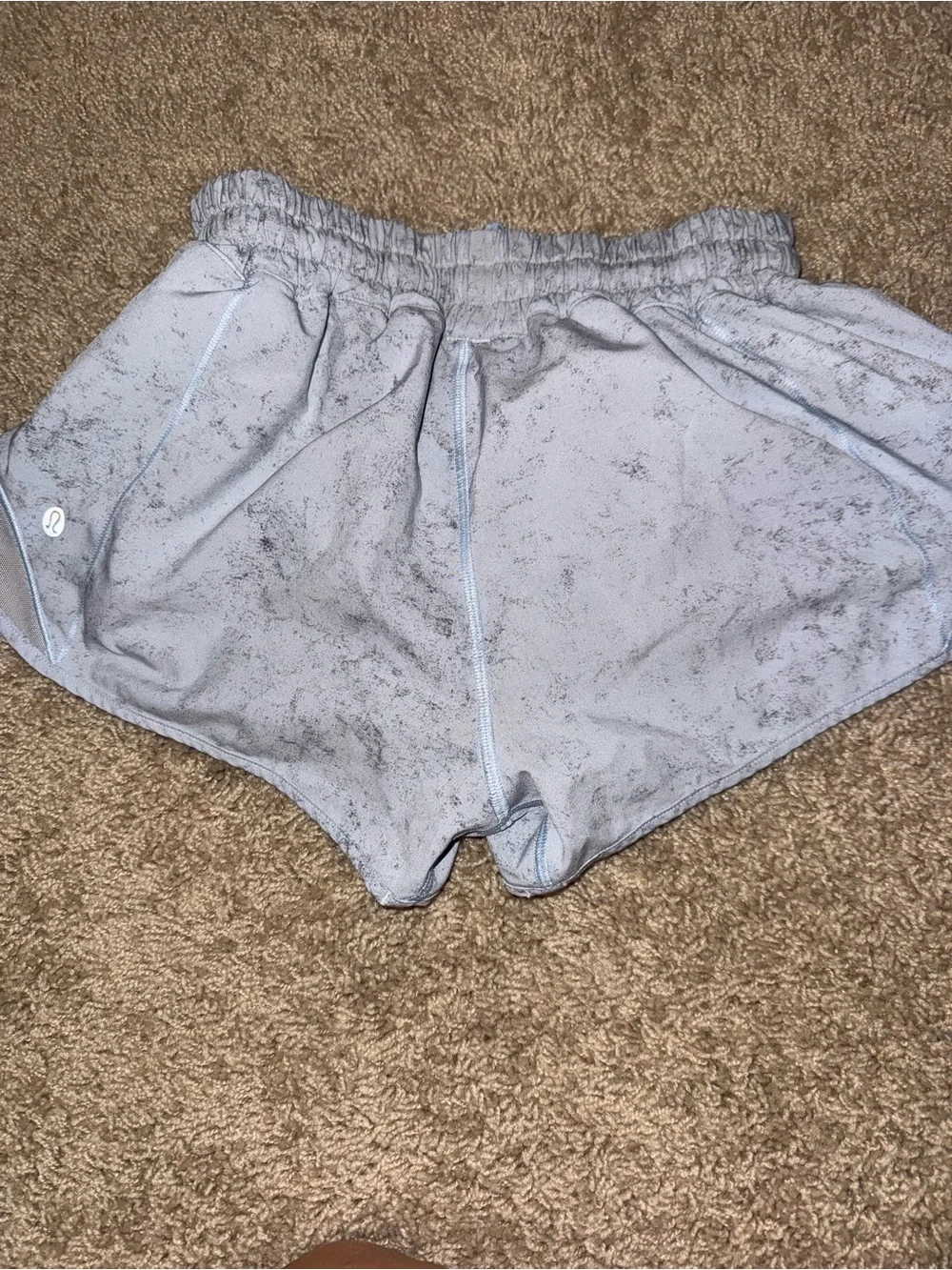 lululemon hotty hot 2.5 inch size 4 blue marbled shorts